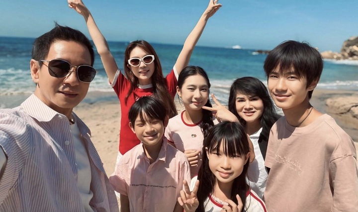 Điều khiến gia đình đạo diễn được nhiều khán giả yêu mến là hình ảnh giản dị dù sở hữu cuộc sống khá sung túc. Trên mạng xã hội, cặp đôi thường xuyên chia sẻ khoảnh khắc đời thường bên các con như đi du lịch, tự chăm sóc con cái hay những bữa cơm gia đình đơn giản.