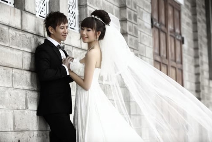 Lý Hải là một trong những “đạo diễn nghìn tỷ” của điện ảnh Việt, ghi dấu ấn với thương hiệu phim "Lật mặt". Năm 2010, anh kết hôn với Minh Hà sau 4 năm hẹn hò. Dù chênh lệch tới 17 tuổi song cả hai vẫn rất đẹp đôi. Cả hai có với nhau 4 người con "đủ nếp, đủ tẻ".