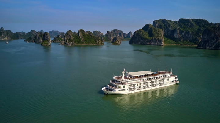 Gói gọn ẩm thực, trải nghiệm trong chuyến du thuyền Paradise Legacy giữa vịnh.
