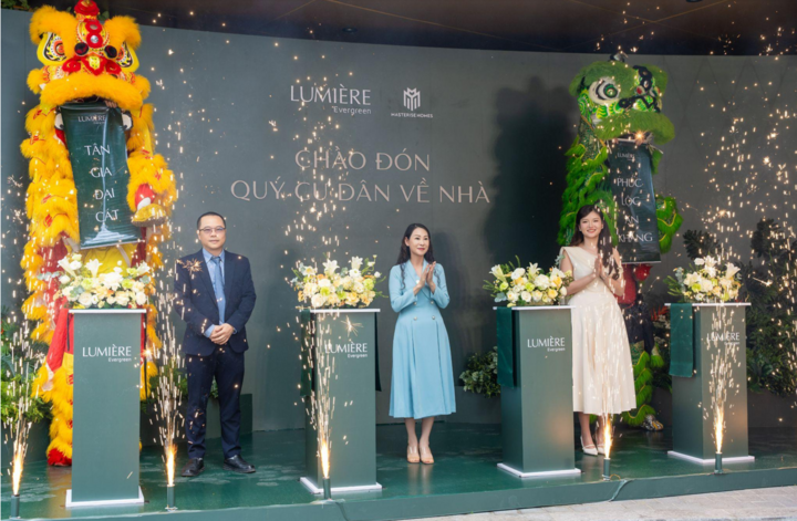 Nghi thức cắt băng đánh dấu cột mốc bàn giao những căn hộ đầu tiên tại LUMIÈRE Evergreen.