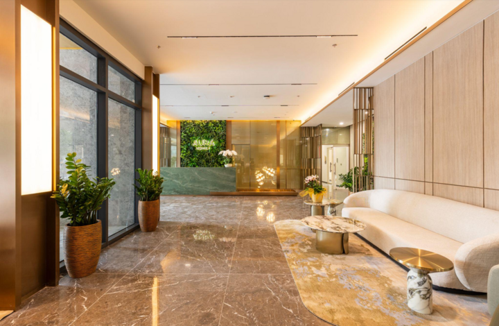 Không gian sảnh tinh tế chào đón cư dân trở về tại tòa The Aura - dự án LUMIÈRE Evergreen.