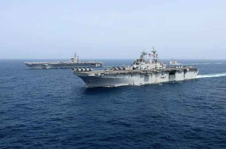 Tàu sân bay USS Abraham Lincoln (phía sau) của hải quân Mỹ di chuyển trên Biển Arab. Ảnh: AP/TTXVN