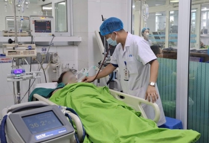 ThS. BS Bùi Tất Luật thăm khám cho người bệnh. (Ảnh: BVCC)