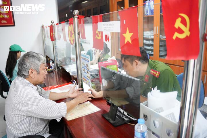 Công an phường Ngọc Hà duy trì tiếp dân tới 22h để giải quyết thủ tục hành chính cho người dân sau sáp nhập.