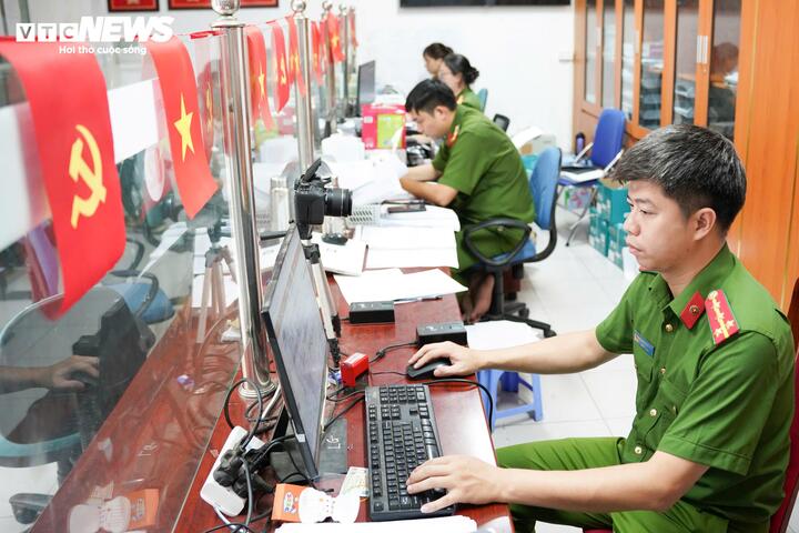 Mỗi cán bộ Công an phường Ngọc Hà đều phải thích ứng với khối lượng công việc lớn hơn sau sáp nhập, từ xử lý nghiệp vụ đến giải quyết thủ tục hành chính trên nền tảng số.