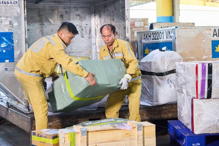 Nhân viên mặt đất của hàng không vẫn làm việc dưới trời nắng nóng. (Ảnh: VNA).