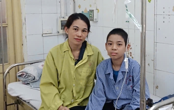Chị Lệ đồng hành cùng con trai trong quá trình điều trị ung thư.