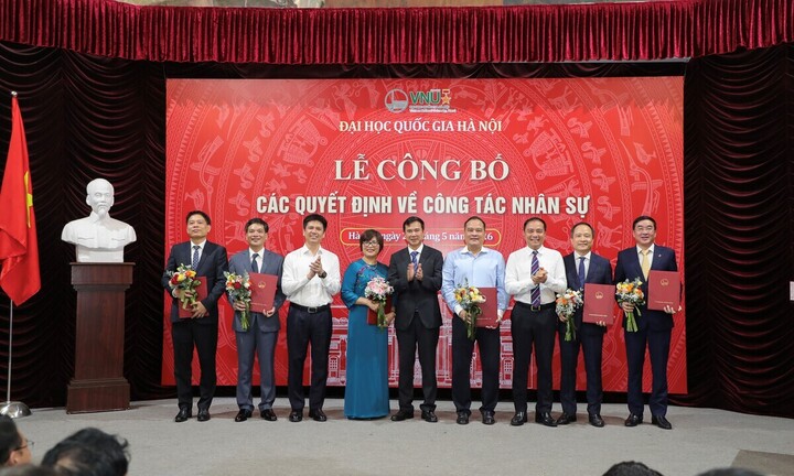 Giám đốc Đại học Quốc gia Hà Nội trao các quyết định bổ nhiệm, điều động cho các nhân sự lãnh đạo, quản lý của các đơn vị thành viên (Ảnh: VNU).