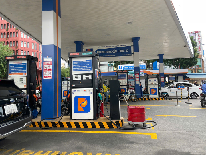 TP.HCM kiên quyết chặn tình trạng cửa hàng xăng dầu găm hàng, bán cầm chừng. (Ảnh minh họa)
