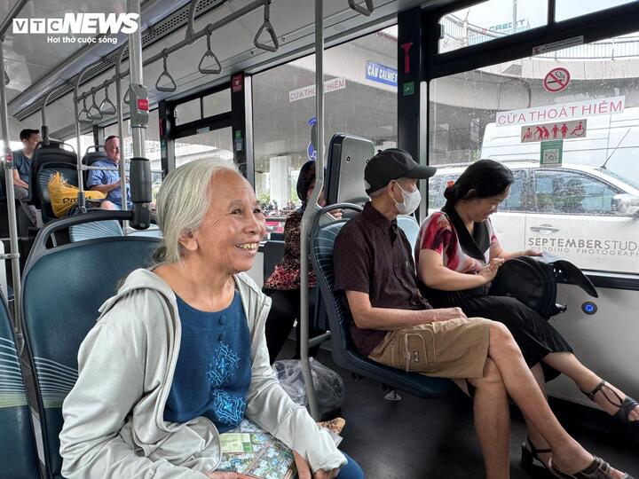 TP.HCM đề xuất cho xe buýt nhỏ chở khách nối các khu dân cư với metro, bến xe buýt, tạo thuận lợi để người dân tham gia xe công cộng.