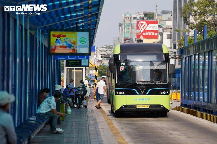 Nhiều khu vực tại TP.HCM, người dân vẫn chưa thuận lợi để di chuyển đến bến xe buýt.