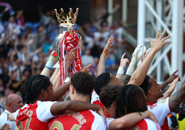 Các cầu thủ Arsenal sau đó lần lượt nâng cúp, chụp ảnh cùng đồng đội và gia đình. Tuy nhiên, mùa giải của “Pháo thủ” vẫn chưa kết thúc. Ngày 30/5, Arsenal sẽ chạm trán PSG trong trận chung kết Champions League (Cúp C1 châu Âu).