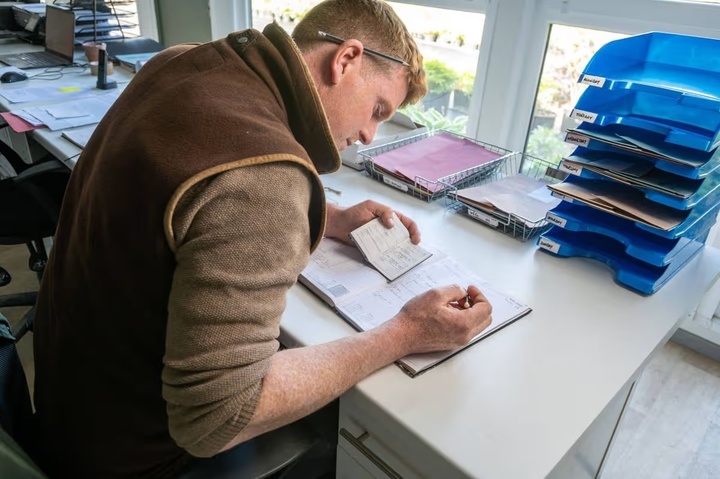 John Foley đã bỏ điện thoại di động của mình ba năm trước. (Ảnh: SWNS)