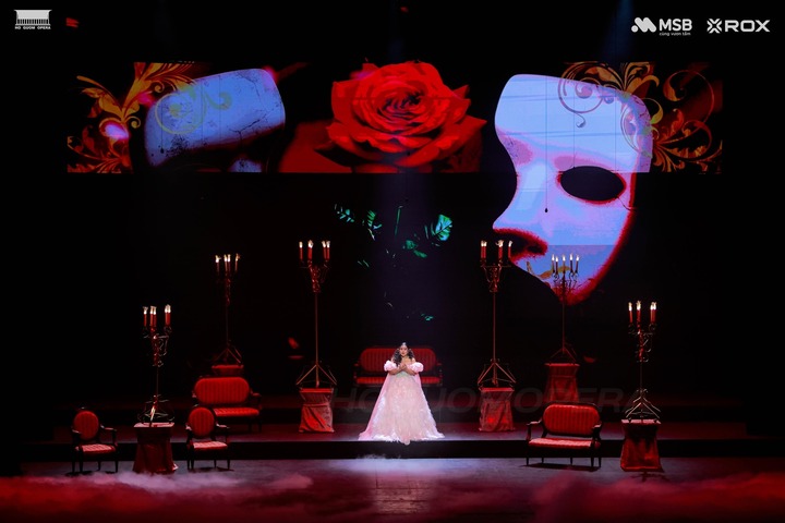 Khi âm nhạc vang lên giữa khán phòng, Musical Night mở ra cánh cửa dẫn khán giả bước vào thế giới của những câu chuyện vượt thời gian. Không gian sân khấu được phủ đầy khói, ánh sáng và âm nhạc tạo nên cảm giác vừa huyền ảo vừa choáng ngợp.