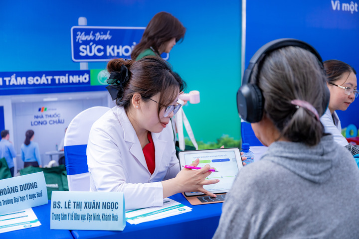 Bác sĩ hướng dẫn người dân thực hiện bài đánh giá TNmindtest - công cụ đánh giá trí nhớ và khả năng tập trung.