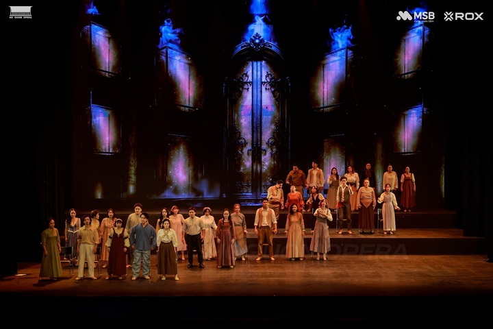 Ở phần Les Misérables (Những người khốn khổ), sân khấu bùng nổ với những đại cảnh hợp xướng giàu tính sử thi. Hình ảnh các nghệ sĩ đứng thành “bức tường người” trong ánh sáng ấm áp khiến khán phòng như hòa chung một nhịp đập về tự do, hy vọng và tinh thần cộng đồng.