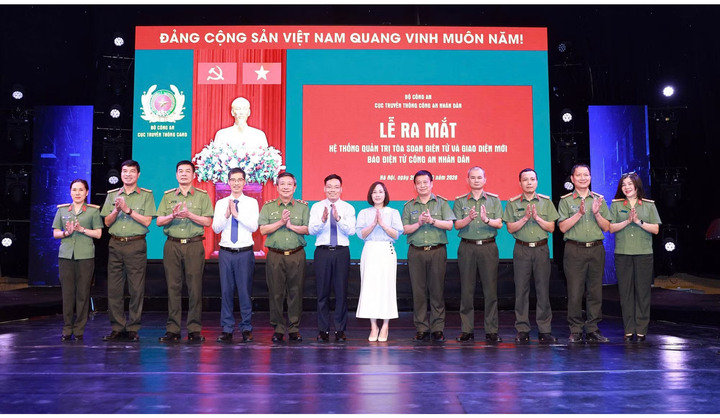 Các đại biểu dự lễ ra mắt hệ thống quản trị toà soạn điện tử và giao diện mới Báo điện tử CAND.