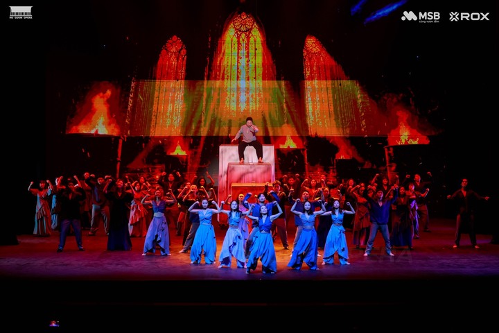 Điểm đặc biệt của Musical Night nằm ở cách ê-kíp sử dụng visual, 3D mapping và chuyển động sân khấu để xóa nhòa ranh giới giữa thực và ảo. Mỗi lớp ánh sáng, mỗi chuyển cảnh đều góp phần đẩy cảm xúc khán giả đi xa hơn.