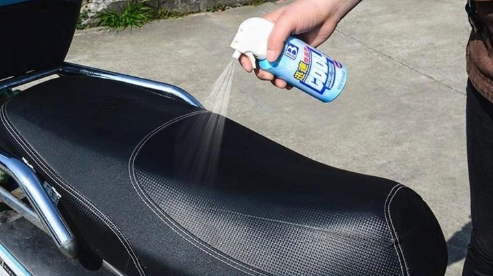 Hiện nay đã có nhiều loại bình xịt làm mát chuyên dụng cho yên xe. (Ảnh: AutoPro)