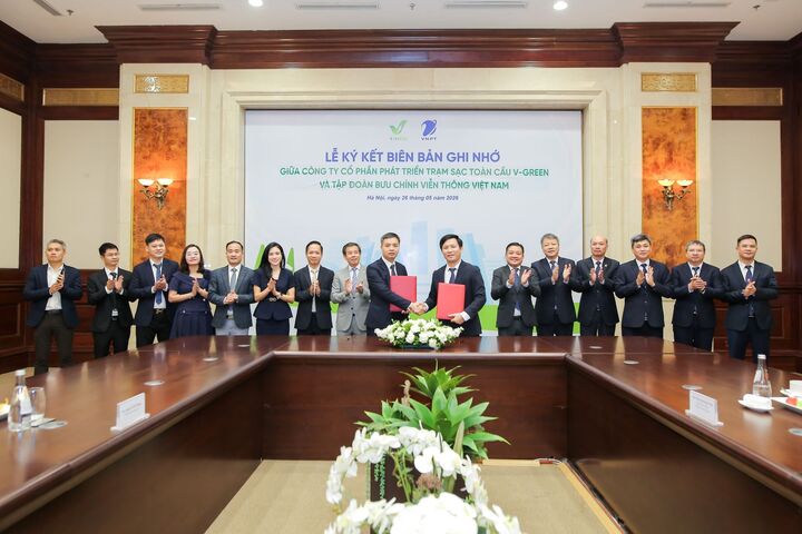 Đại diện V-Green và VNPT ký kết hợp tác phát triển mạng lưới trạm sạc và tủ đổi pin xe điện trên toàn quốc.