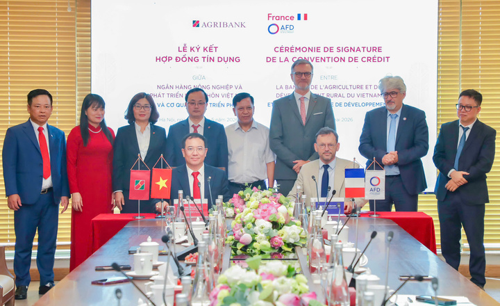 Ông Julien Seillan, Giám đốc AFD Việt Nam và ông Đoàn Ngọc Lưu, Phó Tổng Giám đốc Agribank đã thực hiện nghi thức ký kết Hợp đồng tín dụng Hạn mức tài chính khí hậu.
