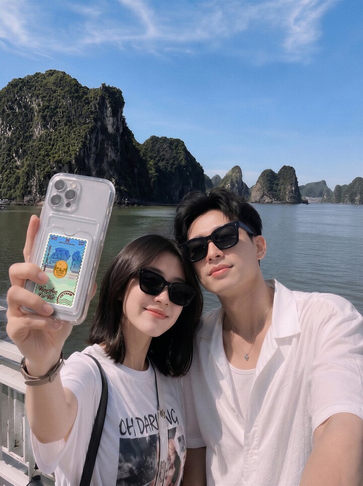 Cận cảnh Thẻ “Vàng Son Đất Việt” nhỏ gọn nhưng đủ nổi bật, được bạn trẻ mang theo như một dấu ấn tự hào rất riêng.