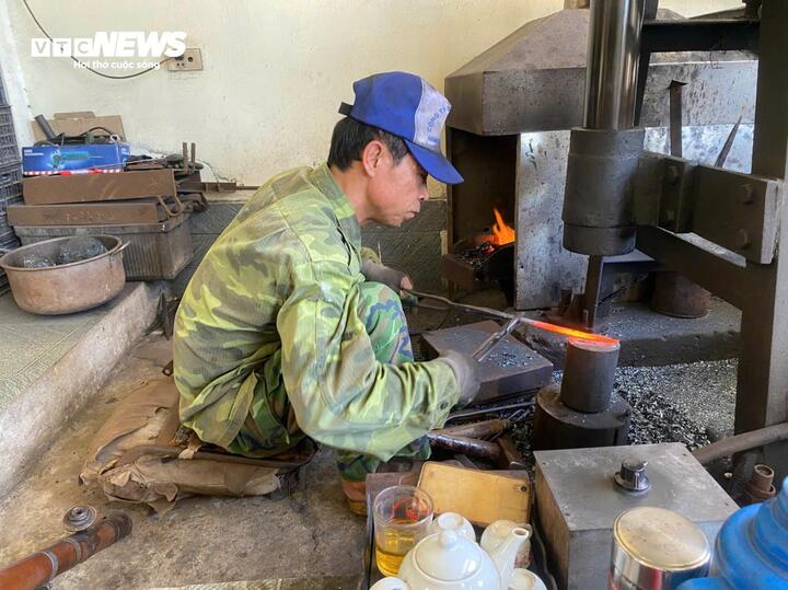 Ngoài trời nhiệt độ có thời điểm vượt ngưỡng 40 độ C thì các xưởng rèn thủ công ở xứ Thanh sức nóng còn khắc nghiệt hơn nhiều lần. Lửa từ lò than vượt mức 1000 độ C phả thẳng vào mặt, khói bụi quẩn quanh, tiếng búa đập chan chát vang lên không ngớt giữa trưa hè bỏng rát. Có mặt tại làng rèn Tiến Lộc (nay thuộc xã Triệu Lộc, tỉnh Thanh Hoá) những ngày này là cảm giác hơi nóng hắt thẳng vào mặt đến nghẹt thở. Không khí đặc quánh bởi khói than, bụi sắt và mùi kim loại nung đỏ. Người thợ ai cũng áo quần ướt đẫm mồ hôi nhưng đôi tay vẫn thoăn thoắt đưa búa, kéo thép, canh lửa...
