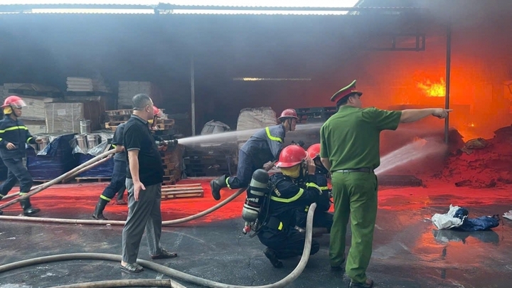 Cơ quan chức năng huy động 6 xe chữa cháy cùng hơn 50 cán bộ, chiến sĩ tham gia chữa cháy giữa thời tiết nắng nóng gay gắt.