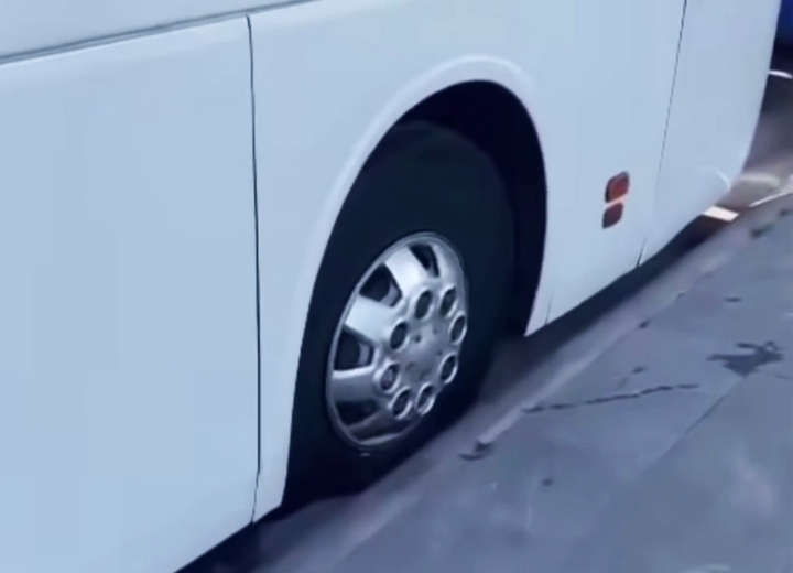 Lốp ô tô bị chọc thủng khiến xe không thể di chuyển.