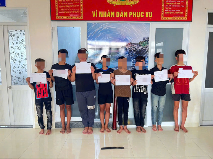 Nhóm thanh niên được công an mời lên làm việc.