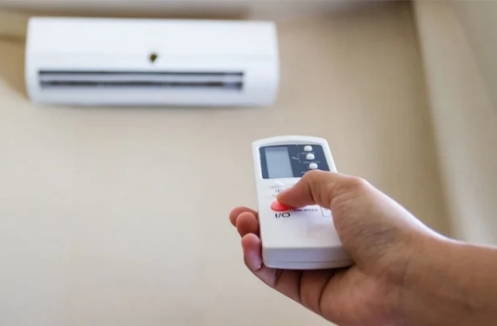 Việc sử dụng điều hòa sai cách trong mùa hè cũng ảnh hưởng đáng kể tới sức khỏe. (Ảnh minh hoạ)