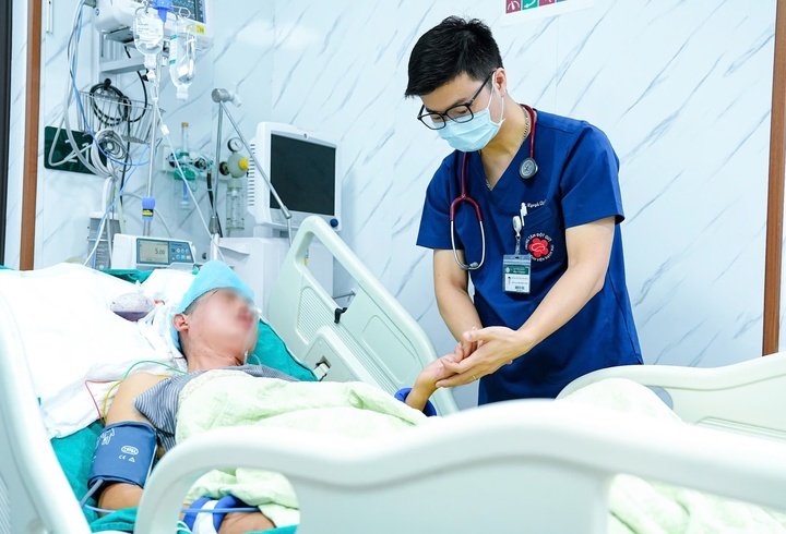 BSCKII. Nguyễn Tiến Dũng - Phó Giám đốc Trung tâm Đột quỵ thăm khám cho người bệnh điều trị tại Trung tâm