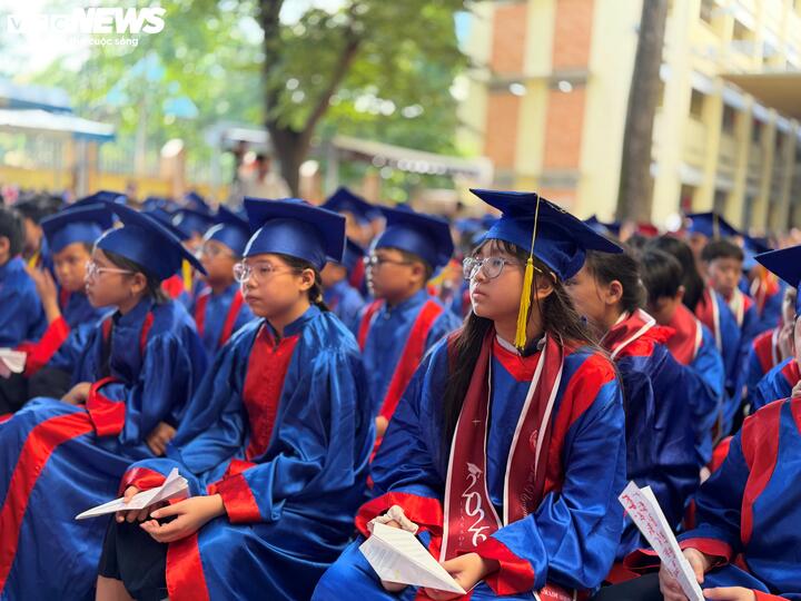 Sáng 26/5, trường Tiểu học Nguyễn Bỉnh Khiêm (phường Sài Gòn, TP.HCM) tổ chức Lễ Tổng kết, tri ân và trưởng thành cho học sinh lớp 5 với buổi lễ với chủ đề “Cất cánh – Hành trình không quên”.