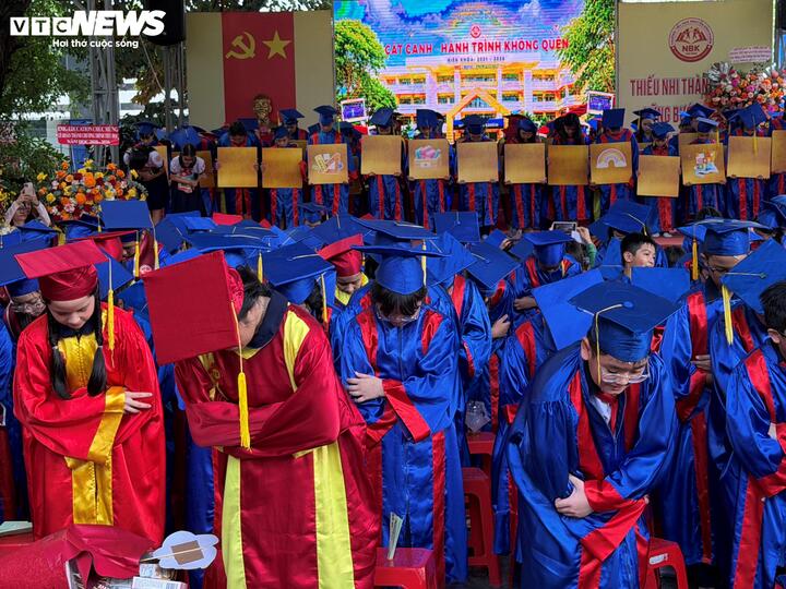 Khoảnh khắc học sinh cúi đầu tri ân cha mẹ khiến nhiều phụ huynh không giấu được xúc động sau hành trình 5 năm đồng hành cùng con từ những ngày học online giữa đại dịch COVID-19.