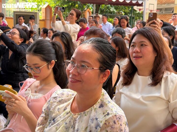 Phụ huynh bật khóc trong lễ tri ân của những học sinh ‘khai giảng online’ - 19