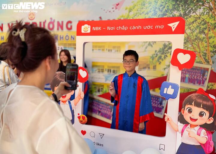 Nhiều phụ huynh tranh thủ ghi lại từng khoảnh khắc của con trong ngày cuối ở mái trường tiểu học.
