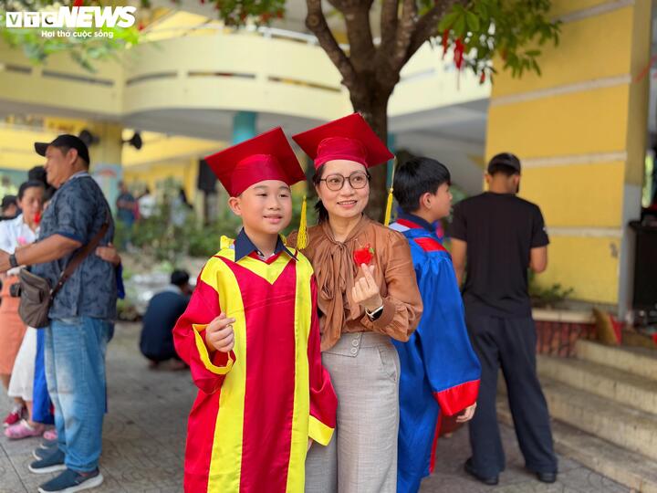 Phụ huynh bật khóc trong lễ tri ân của những học sinh ‘khai giảng online’ - 21