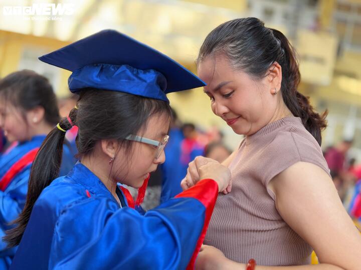 Những bông hoa được học sinh tự tay cài lên áo cha mẹ như lời cảm ơn giản dị nhưng đầy yêu thương trong lễ tri ân cuối cấp tiểu học.
