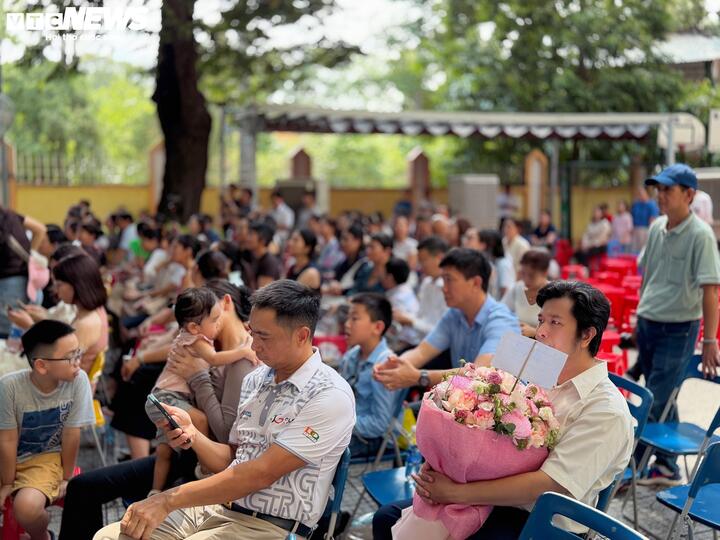 Lễ tri ân không chỉ là ngày chia tay mái trường tiểu học mà còn là dịp để phụ huynh gửi gắm kỳ vọng, niềm tin vào chặng đường trưởng thành phía trước của con.