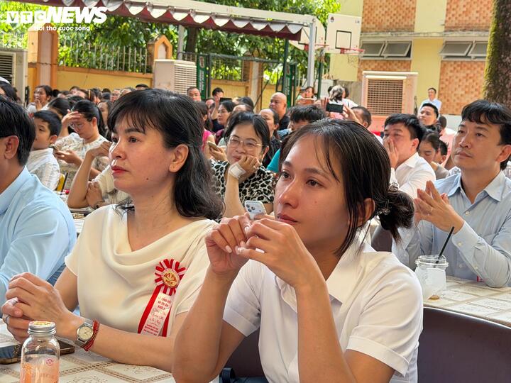 Phụ huynh bật khóc trong lễ tri ân của những học sinh ‘khai giảng online’ - 9