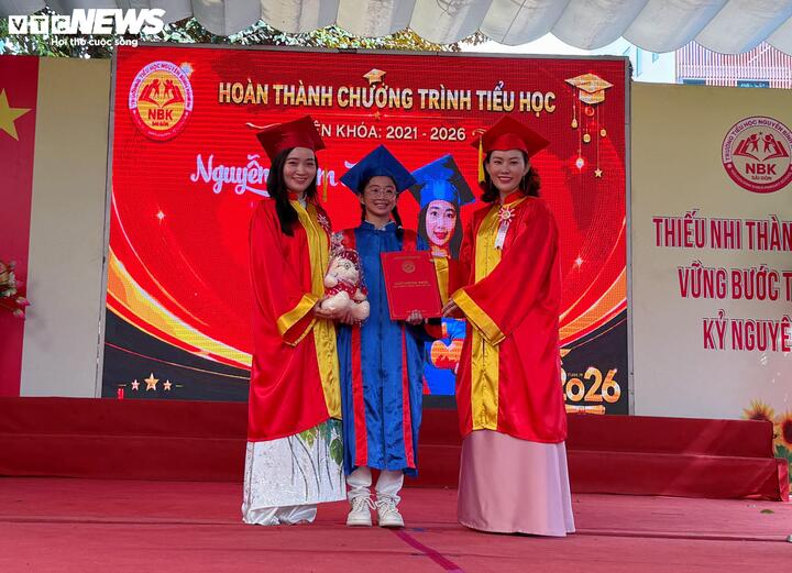 Học sinh lớp 5 nhận chứng nhận hoàn thành chương trình tiểu học đánh dấu cột mốc trưởng thành đầu tiên trước khi bước vào hành trình mới ở trường THCS.