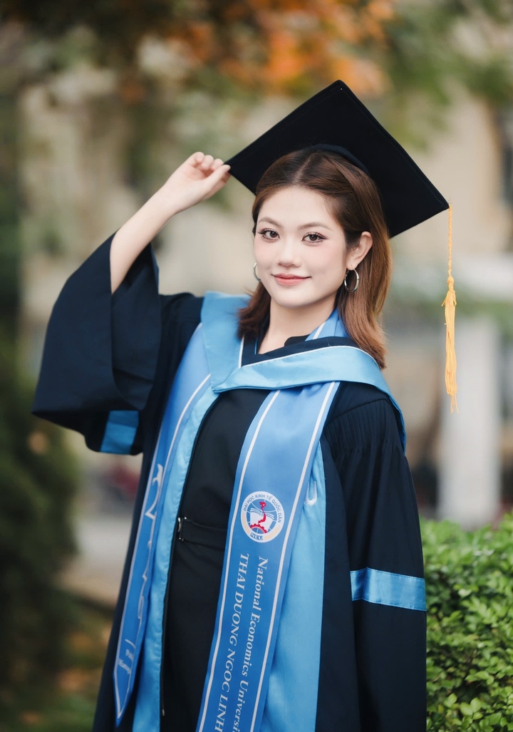 Sinh năm 2004, Thủ khoa Thái Dương Ngọc Linh (quê Hưng Yên) là một trong 5 sinh viên tốt nghiệp sớm với điểm GPA tuyệt đối 4/4, trong đợt nhận bằng vào tháng 8 tới ở Đại học Kinh tế Quốc dân.