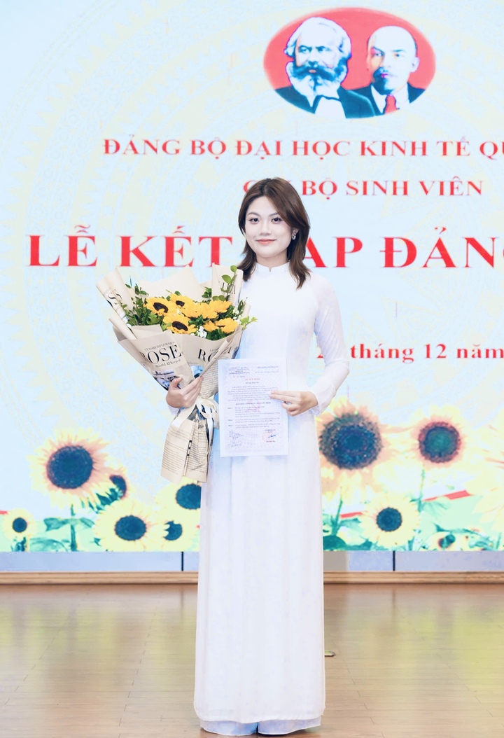 Trong quá trình học tập, Ngọc Linh theo học chuyên ngành Quản lý công và từ năm thứ ba đăng ký thêm chương trình cử nhân Luật song bằng. Nữ sinh đạt học bổng khuyến khích học tập loại xuất sắc 5 kỳ liên tiếp, đồng thời nhiều lần được công nhận danh hiệu sinh viên giỏi, sinh viên xuất sắc.