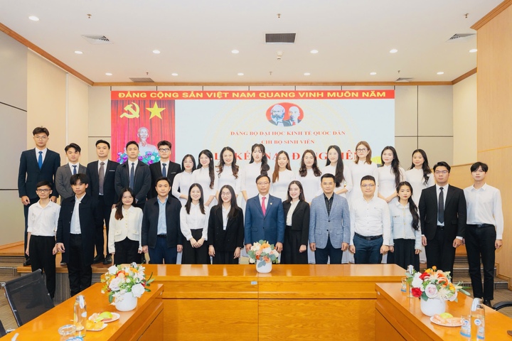 Nhắc tới người truyền cảm hứng lớn nhất trong quá trình học tập, nữ thủ khoa cho biết đó là TS. Trần Thị Kim Nhung. Giảng viên này từng hướng dẫn cô trong các môn học chuyên ngành cũng như đề tài nghiên cứu khoa học sinh viên.
