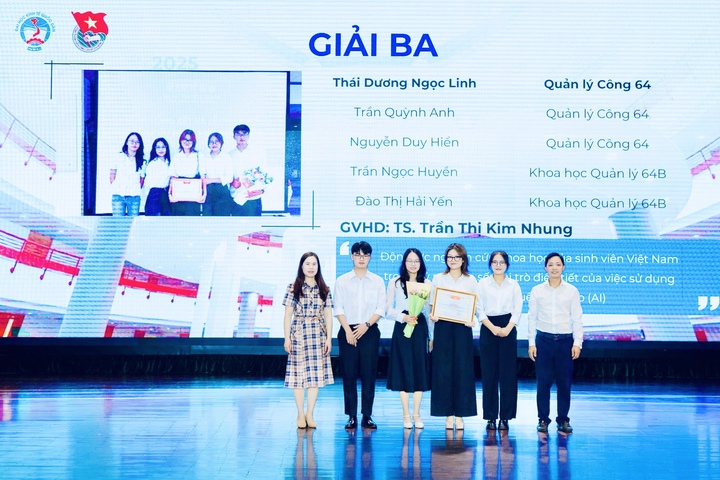 Chia sẻ về phương pháp học tập, nữ sinh cho biết từng gặp khó khăn khi chuyển từ môi trường THPT lên đại học bởi cách học hoàn toàn khác biệt. Nếu trước đây thường ôn tập sát kỳ thi, thì ở bậc đại học, việc tích lũy kiến thức sau mỗi buổi học trở nên quan trọng hơn nhiều. Thông qua việc chủ động học hỏi kinh nghiệm từ các anh chị khóa trên, Ngọc Linh xây dựng thói quen chuẩn bị bài trước, ghi chép và hệ thống kiến thức thường xuyên thay vì dồn vào cuối kỳ.