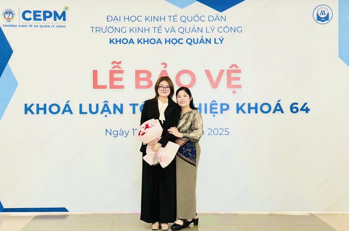 Bên cạnh kết quả học tập, cô còn là chủ nhiệm đề tài nghiên cứu khoa học sinh viên đạt giải nhất cấp khoa, giải ba cấp trường; đồng tác giả 4 công bố trong kỷ yếu hội thảo khoa học quốc gia và tạp chí trong nước. Ngoài ra, Ngọc Linh cũng trở thành Đảng viên Đảng Cộng sản Việt Nam và tham gia hỗ trợ nhiều hoạt động của Khoa Khoa học Quản lý.