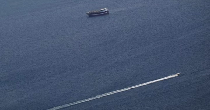 Tàu thuyền trên eo biển Hormuz trong bối cảnh xung đột giữa Mỹ và Israel với Iran. (Ảnh: Reuters)