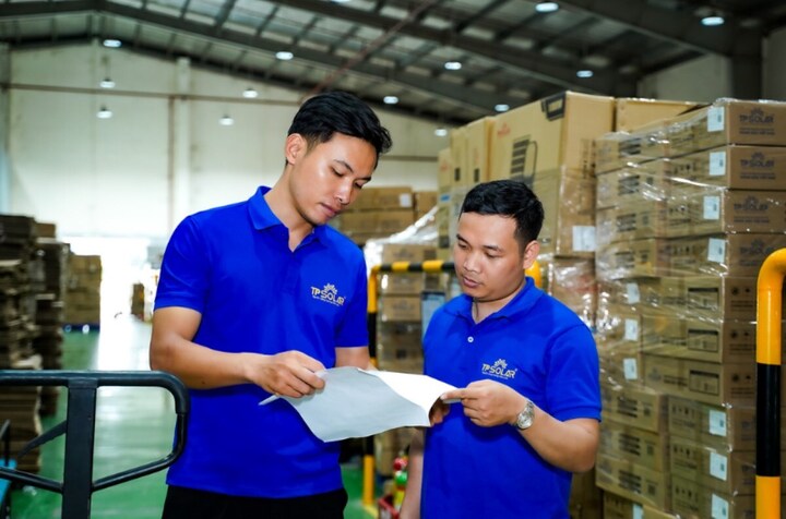 Kiểm soát chất lượng đèn NLMT trước khi tới tay người tiêu dùng.