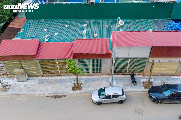 Sau thời gian dài chờ đợi, dự án mở rộng phố Nguyễn Tuân đang bước vào giai đoạn hoàn thiện với các hạng mục cuối như trồng cây xanh, lắp đặt hệ thống chiếu sáng và chỉnh trang hạ tầng. Tuy nhiên, sự xuất hiện của hàng loạt căn nhà “siêu mỏng, siêu méo” tiếp tục gây ảnh hưởng mỹ quan đô thị và tiềm ẩn nguy cơ mất an toàn.