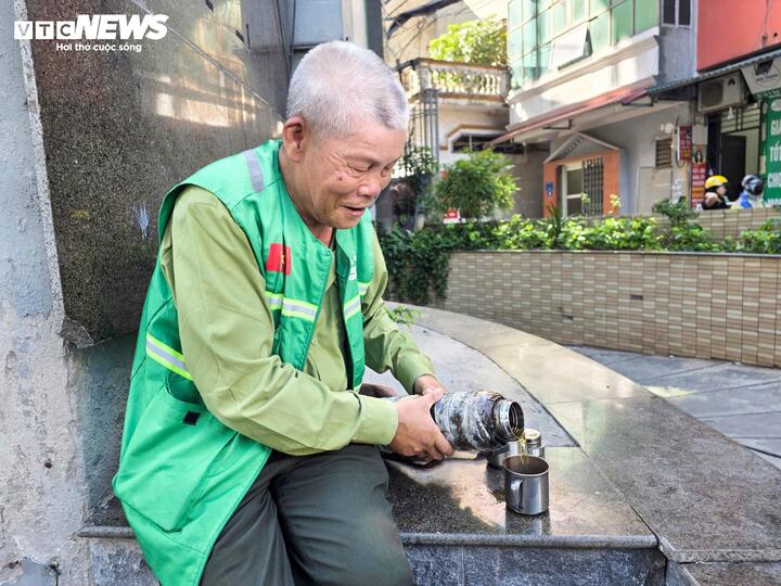 Thời tiết khắc nghiệt khiến ông Đoàn Tiến phải liên tục tấp vào bóng râm nghỉ lấy sức. (Ảnh: Viên Minh)